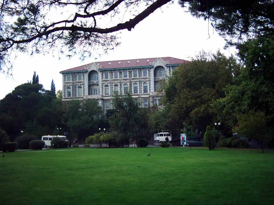 Boğaziçi Üniversitesi Anderson Salonu binası ve önündeki çimenlik