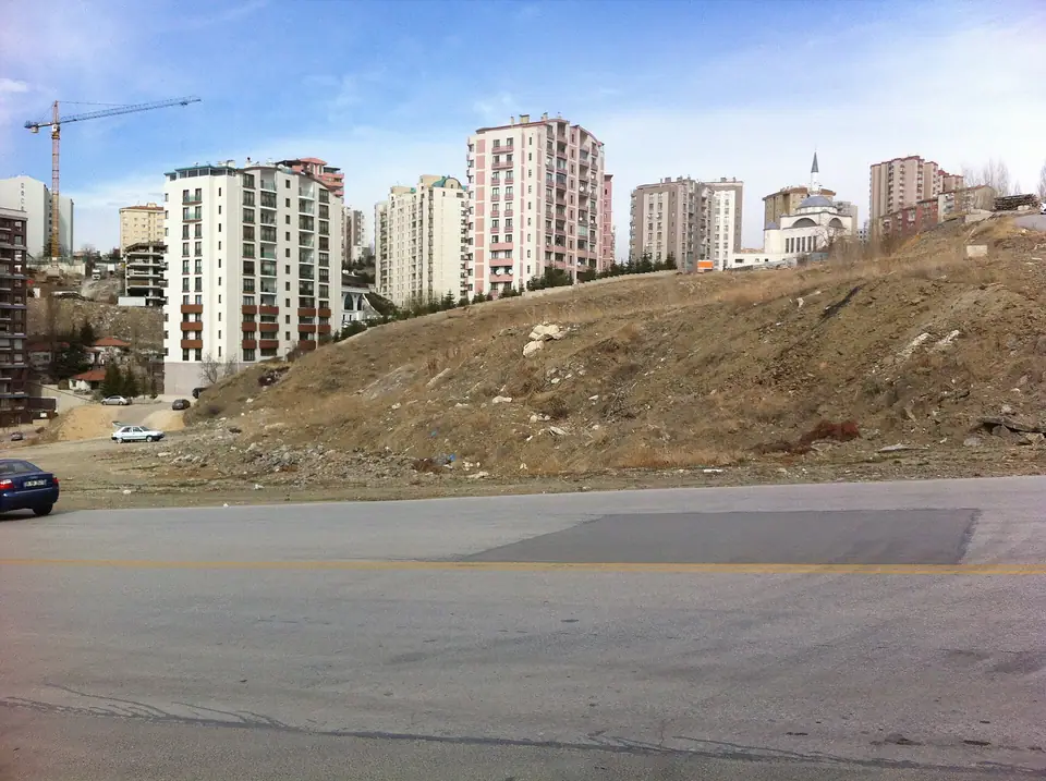 Ankara Çankaya'da boş bir arazinin arkasında yükselen apartman blokları
